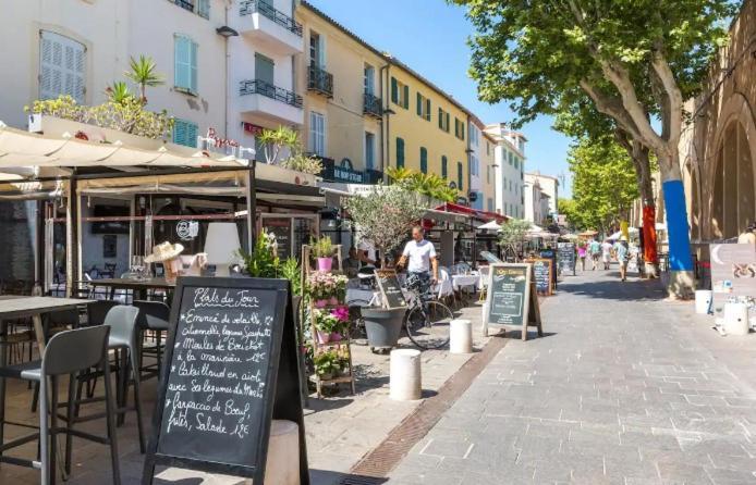 Apartment Authentique Situe En Plein Centre D'antibes